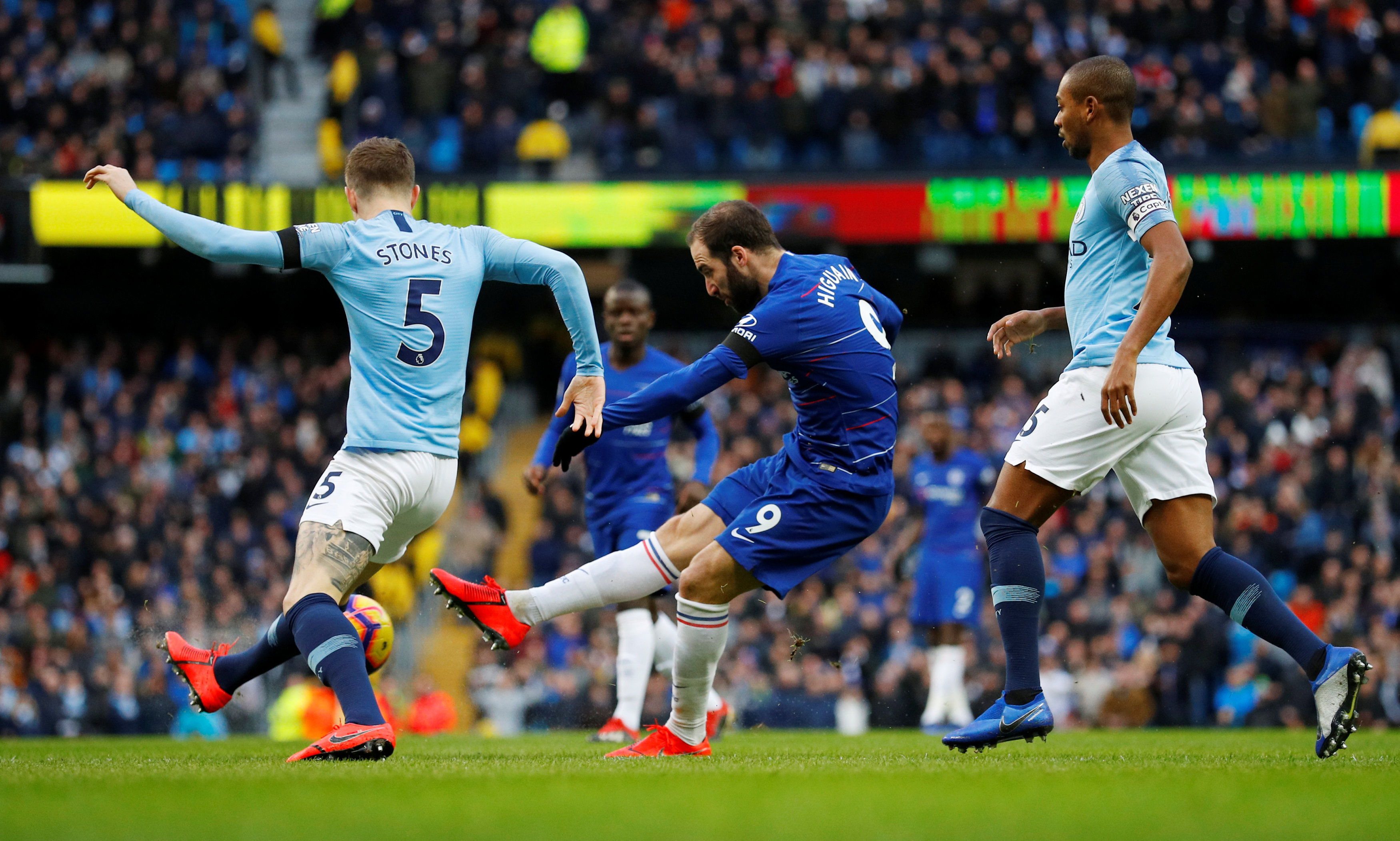 CBA俱乐部杯，山东男篮半场55-50领先青岛男篮，山东队半场打出12人轮换（CBA俱乐部杯：山东男篮半场55-50暂领先青岛，祭出12人轮换）