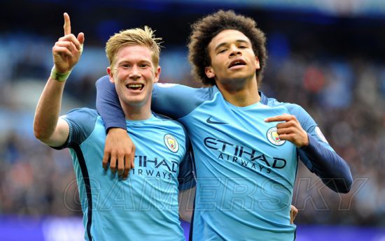 尤文全队和球迷一起出现在登机口，斯帕莱蒂和球迷们友好互动（尤文全队与球迷同现登机口，斯帕莱蒂亲切互动）