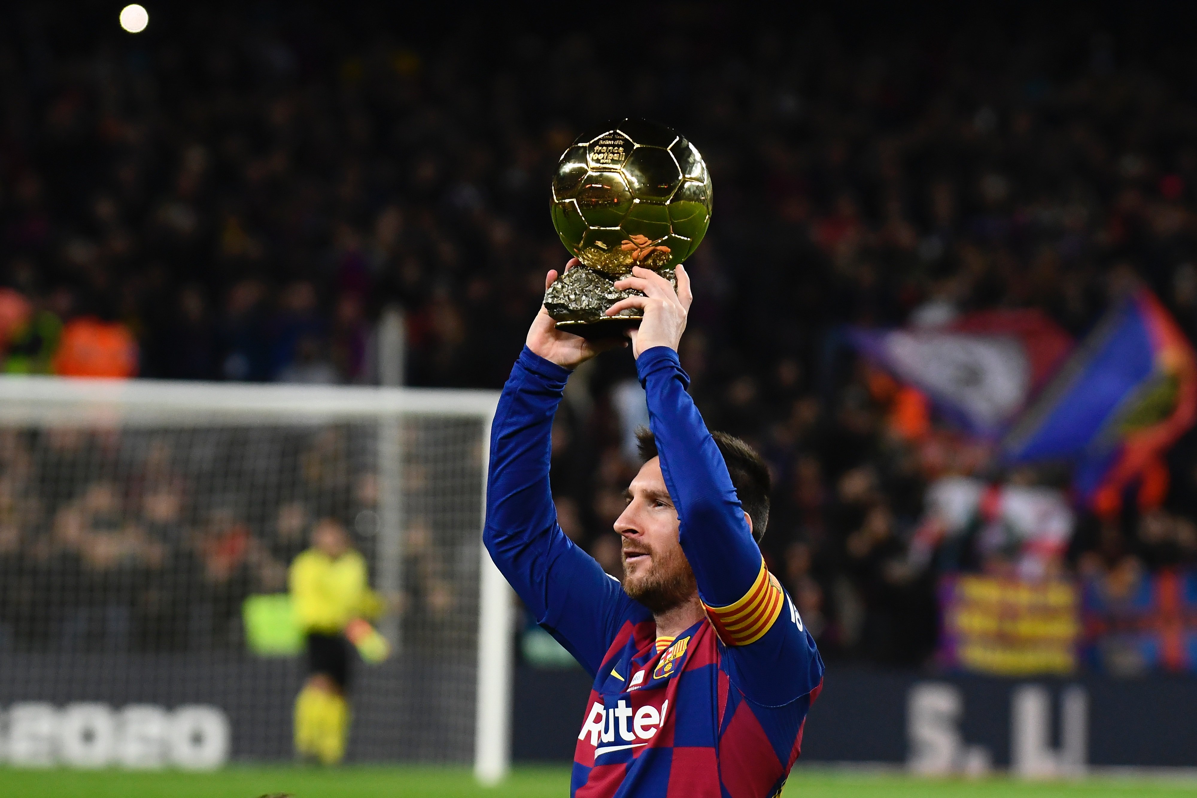 中甲战报：莱昂纳多传射，重庆铜梁龙2-0嘉定汇龙升入中超（中甲赛报：莱昂纳多传射建功，重庆铜梁龙2比0击败嘉定汇龙冲超成功）