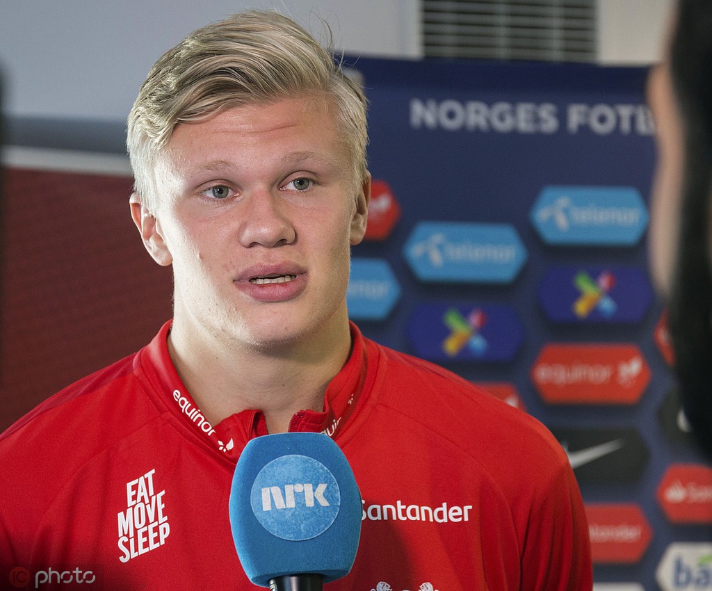 逆天倒勾！40岁C罗一飞冲天：队友对手都看傻了 梦回7年前那一晚（40岁C罗再现惊世倒钩！腾空一击震慑全场，恍若回到七年前那夜）