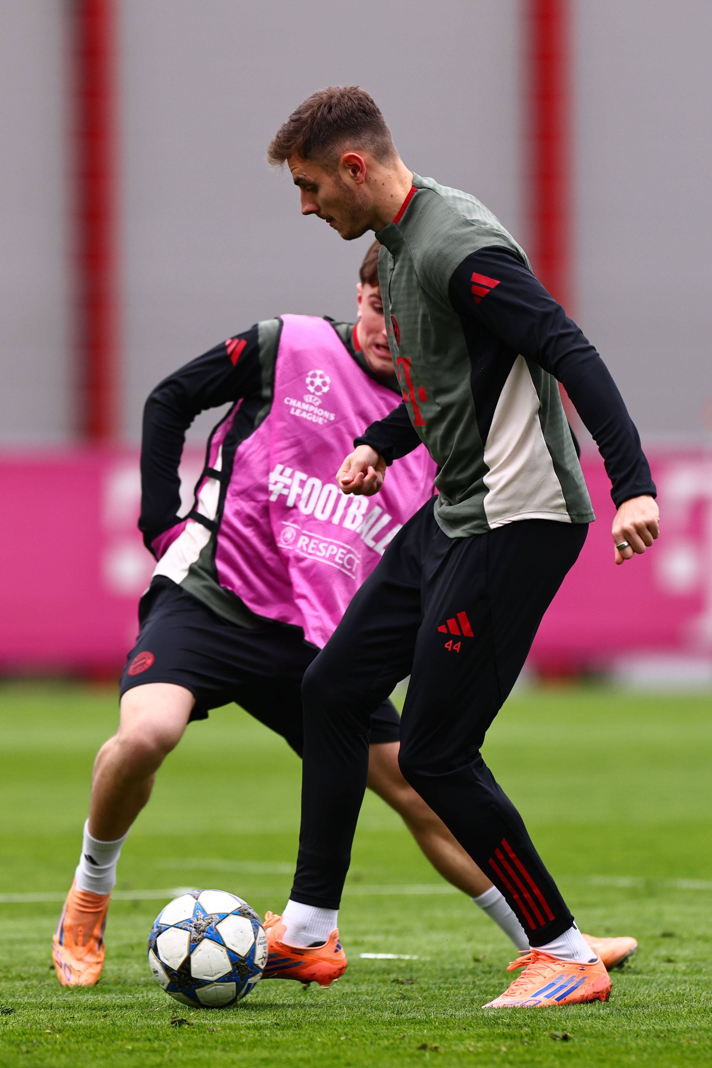 记者：兰克尔踢成都前夜溜去深圳见女友，次日回来裤裆有血（媒体称兰克尔赛前夜疑赴深圳探望女友，次日表现引发争议）