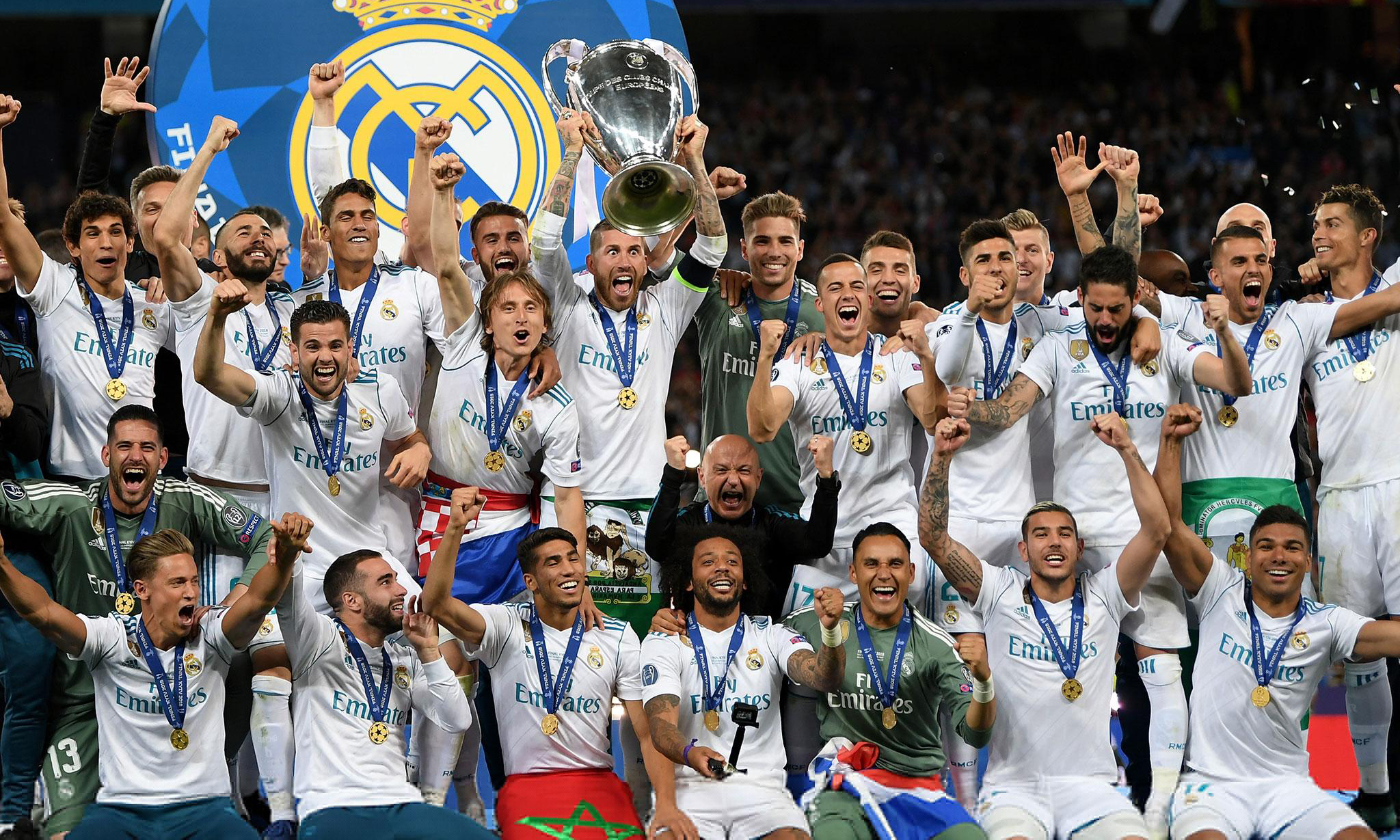 湖人半场高效，两项命中率均超5成，两队狂轰16记三分（半场火力全开！湖人双命中率破50%，两队合飙16记三分）